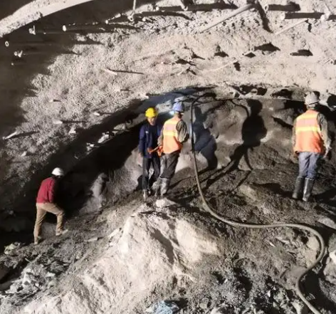 白玉隧道拱顶带模注浆料，微膨胀注浆料的特点及施工工艺